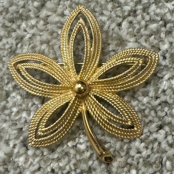 Trifari Jewelry - Vintage Trifari Flower Brooch